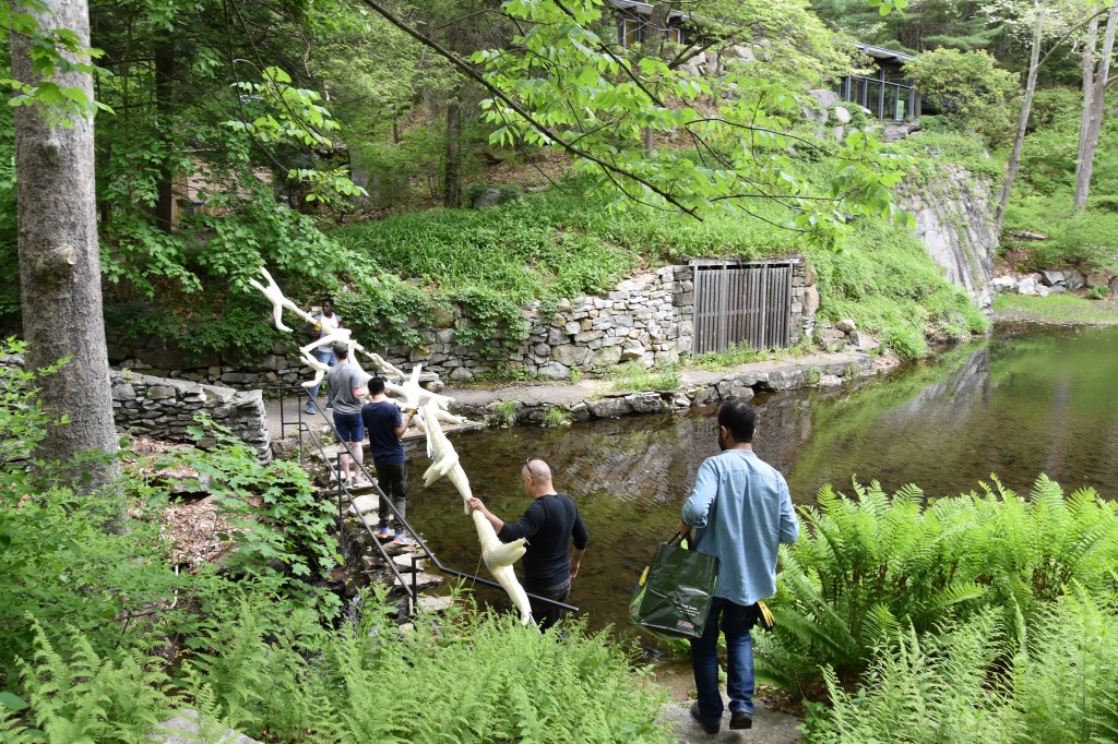 16-installing-the-pavilion-at-manitoga-photo-vivian-linares